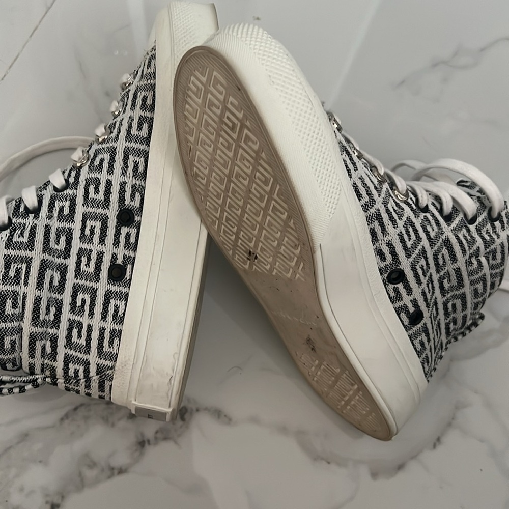 Designer High-Top Sneakers in Black and White - Picture 5 of 5